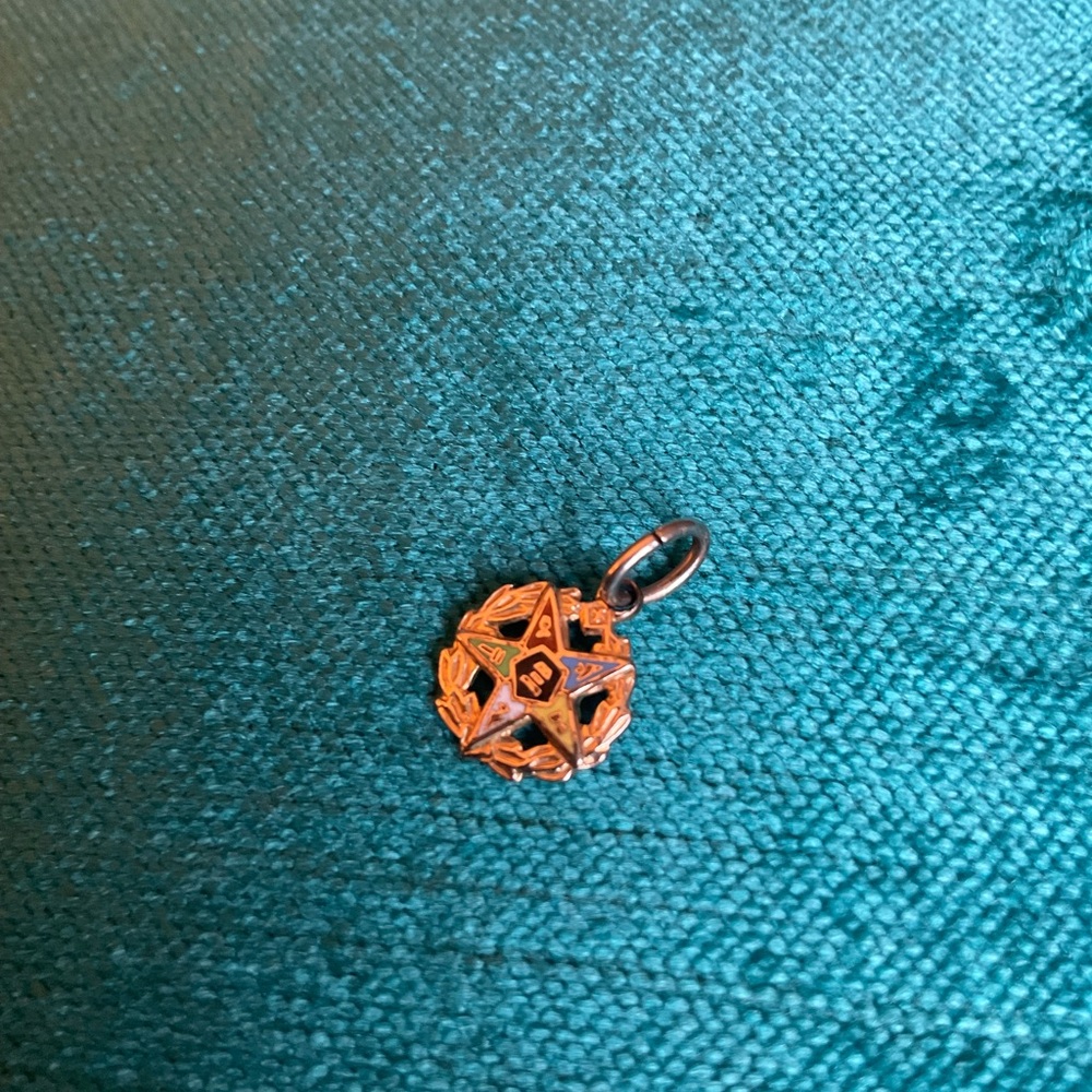 Gold star pendant charm - Picture 2 of 5